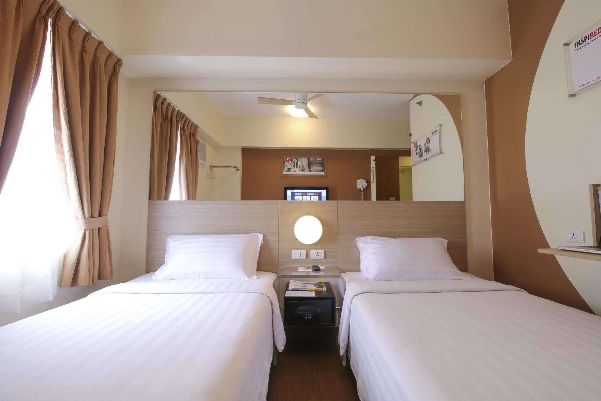 Red Planet Cebu Hotel Exterior photo