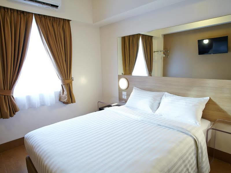 Red Planet Cebu Hotel Exterior photo