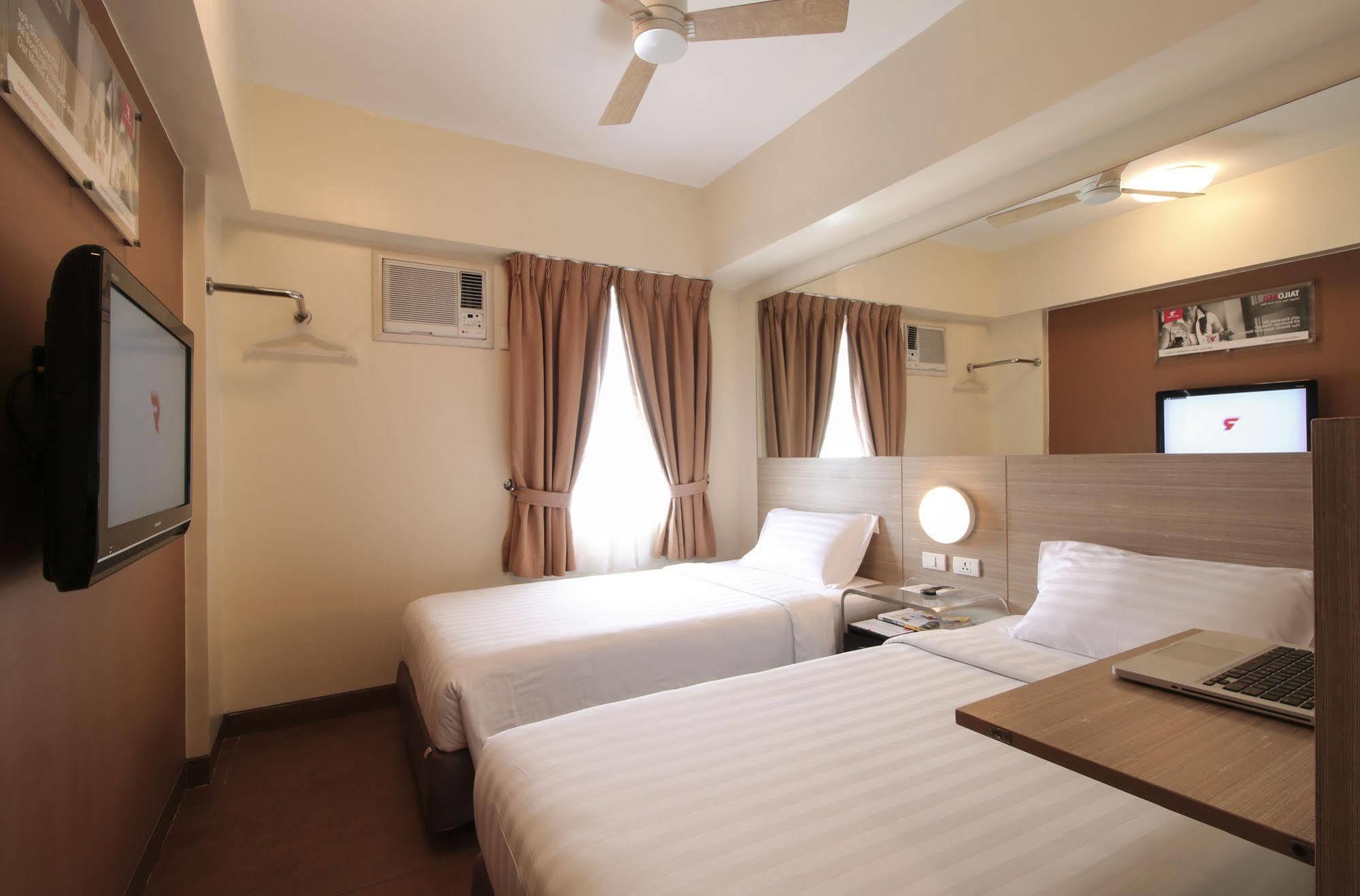 Red Planet Cebu Hotel Exterior photo