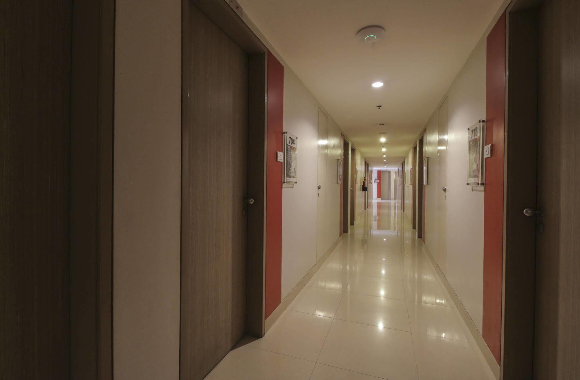 Red Planet Cebu Hotel Exterior photo