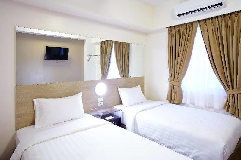Red Planet Cebu Hotel Exterior photo
